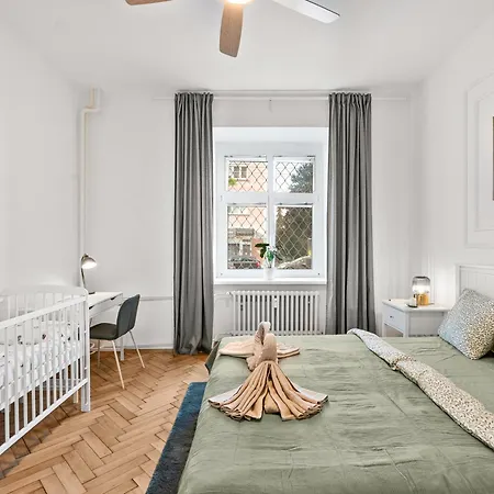 Elegant Old Town 2br With Parking Μπρατισλάβα