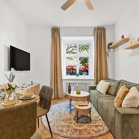 Διαμέρισμα Elegant Old Town 2br With Parking Μπρατισλάβα