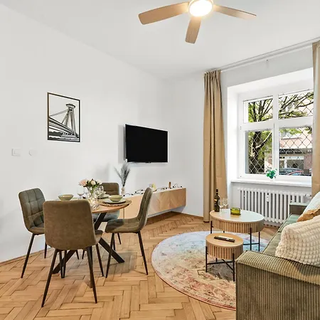 Elegant Old Town 2br With Parking Μπρατισλάβα