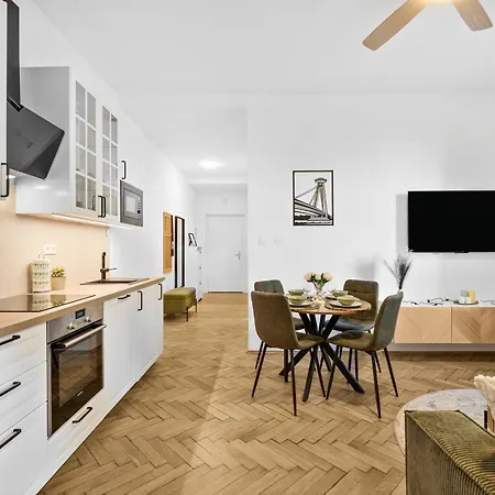 Elegant Old Town 2br With Parking