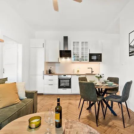 アパート Elegant Old Town 2br With Parking ブラチスラヴァ